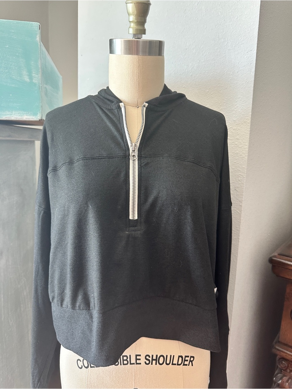 Vuori Half Zip Crop Fit Hoodie Heathered Black - Picture 9 of 9